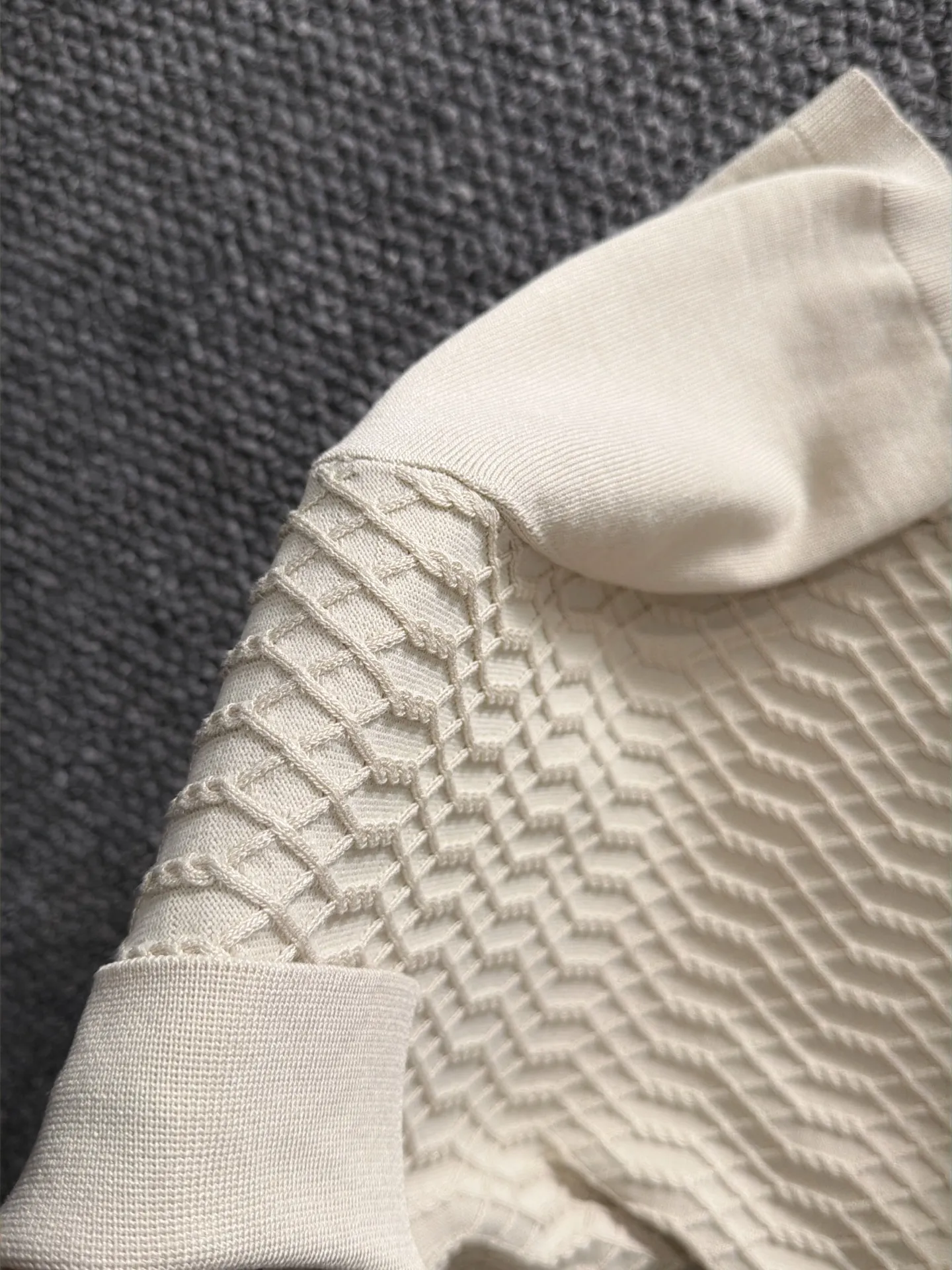 LP high quality Loro Piana 26ss New Arrival men's short-sleeved T-shirt. Made of combed cotton yarn knitted cotton fabric, no pressure when entering and exiting the counter. Exclusive control of raw materials. It feels substantial when weighed, and the upper body is more textured than ordinary T-shirts. This texture can handle the weather easily and is suitable for both hot and cold! Loose fit design, looks noble. The only correct version is available Size: M to 4XL